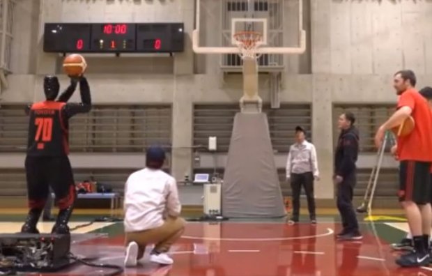 Robot basketbolchi professionallarni dog‘da qoldirdi (video)