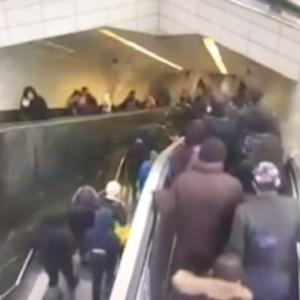 Turkiyada eskalator yo‘lovchini “g‘ajib tashladi” (video)