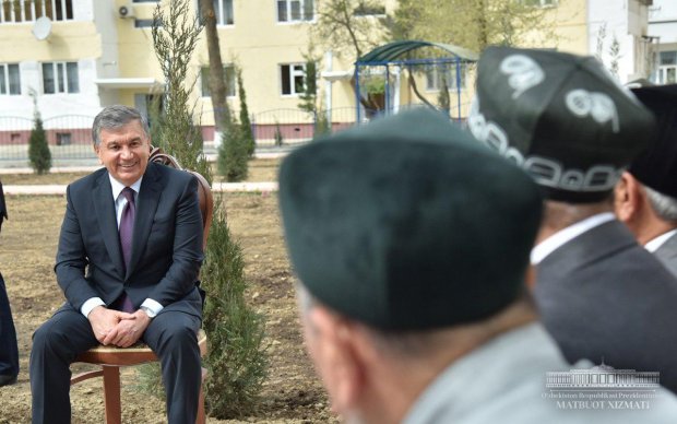 Shavkat Mirziyoyev: "Rahbarlar oyog‘i yerdan uzilmay xalqqa xizmat qilishi kerak" (foto)