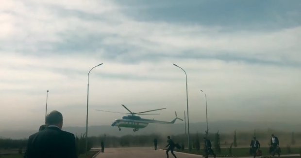 Президент вертолётининг Жиззахда қўниши (видео)