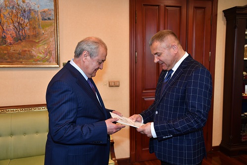Abdulaziz Komilov Belarus elchisi bilan uchrashdi