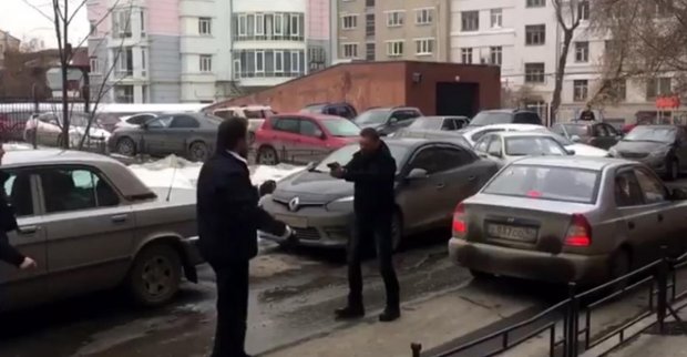 Yekaterinburgda haydovchilar bir-biriga o‘q uzishdi (video)