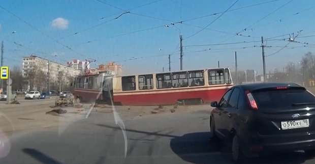 Санкт-Петербург шаҳридаги йўловчи трамвай рельсдан чиқиб кетди (видео)