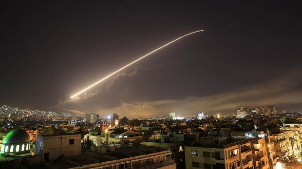 Дамашққа  АҚШ, Британия ва Франция томонидан ракета зарбалари берилди (видео)