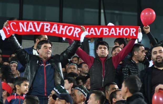 Shavkat Mirziyoyev «Navbahor» klubining ashaddiy muxlislariga 22 ming futbolka sovg‘a qildi