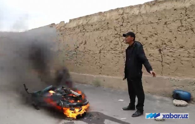 Samarqandda antiqa voqea, birovning mototsikliga o‘t qo‘yildi (video)