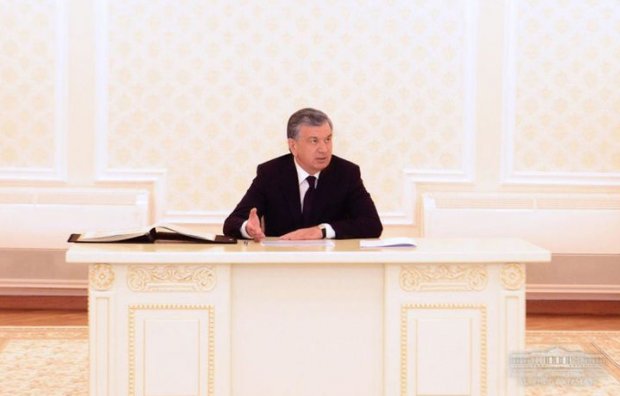 Mirziyoyev Buxoroga tashrifini tanqidiy ruhdagi yig‘ilish bilan boshladi