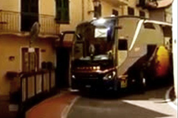 Ҳайдовчи автобусни тор кўчада моҳирона бошқарди (видео)