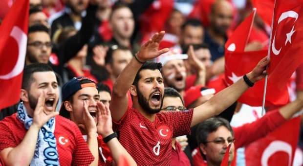 Stadionga kirishdan chetlatilgan turkiyalik muxlis futbol ko‘rish uchun kran buyurtma qildi (foto)