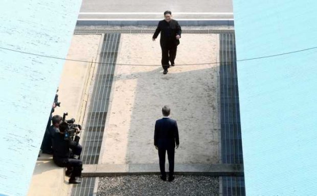 Ниҳоят Шимолий ва Жанубий Корея президентлари чегарада учрашди (фото+видео)