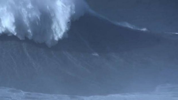 Бразилиялик сёрфер 25 метрли тўлқинни жиловлаб, жаҳон рекордини ўрнатди (видео)