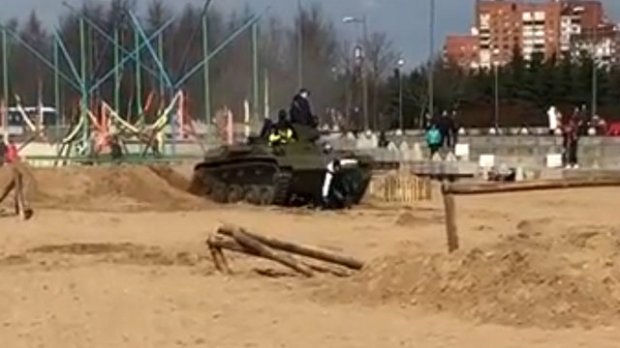 Sankt-Peterburgdagi festivalda tank ikki kishini bosib ketdi (video)