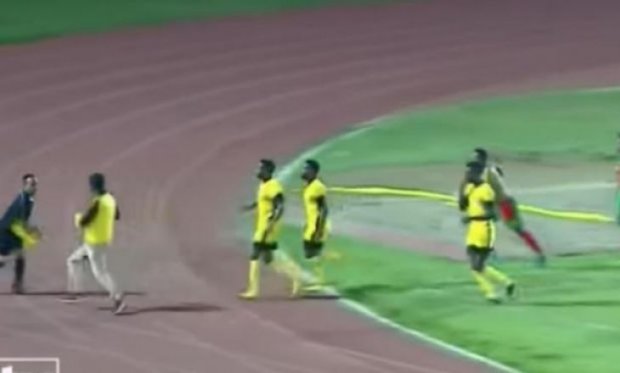 Efiopiyalik hakam chiqargan qarori sabab futbolchilardan kaltak yedi (video)