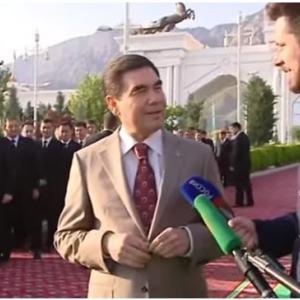 Туркманистон президенти: "Чавандозлик менга сиёсатда ҳам ёрдам беради" (видео)