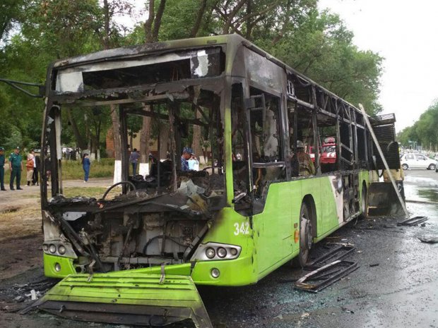 Toshkent shahrida yo‘lovchi avtobusi yonib ketdi (foto)