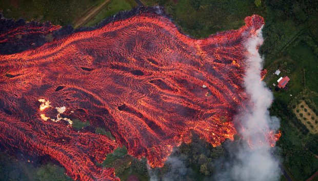 Гавайядаги лава оқими Тинч океангача етиб келди (видео)