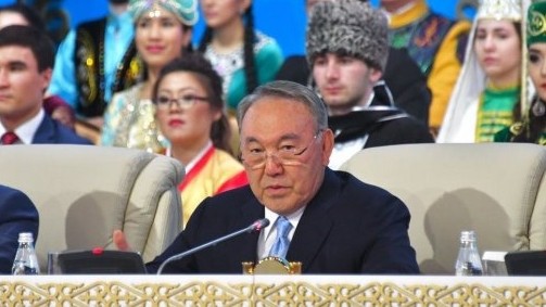 Назарбаев соҳта янгиликлар ҳақида, қизи эса интернет-троллар ҳақида гапирди
