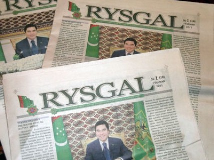 Turkmanistonda hojatxonada Gurbanguli Berdimuhamedov surati bosilgan gazetadan foydalanganlar qidirilmoqda