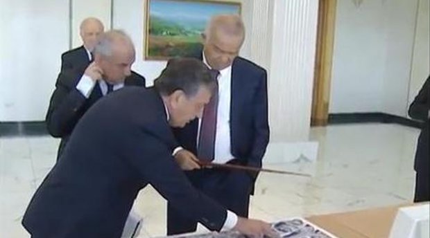 Noyob lavhalar: Karimov va Mirziyoyev Toshkentdagi o‘zgarishlarni muhokama qilgan (video)