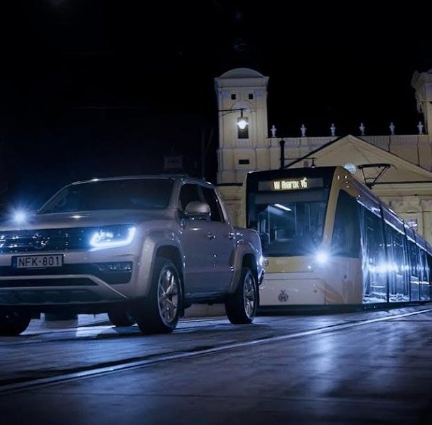 Volkswagen Amarok 43 тонналик трамвайни жойидан қўзғата олди (видео)