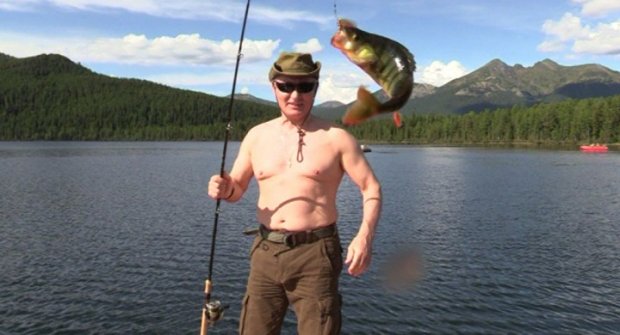 Putin o‘zining yarim-yalang‘och holdagi suratlariga izoh berdi