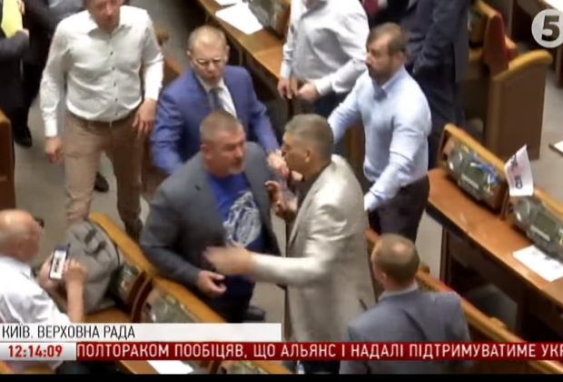 Украина радасида депутатлар ўртасида даҳанаки жанг юз берди (видео)