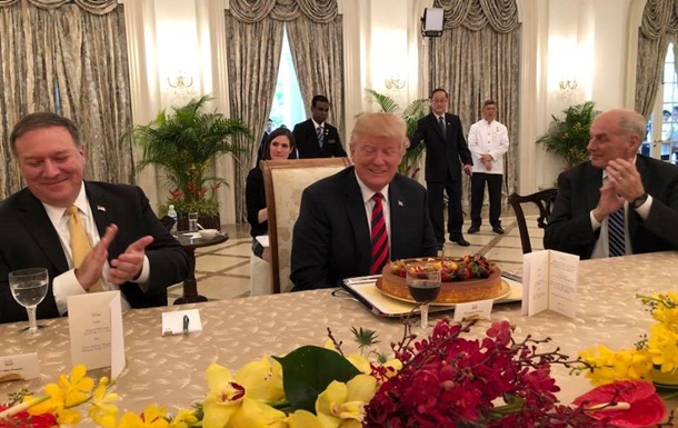 Сингапурда Трампни туғилган куни билан олдиндан табриклашди ва торт совға қилишди