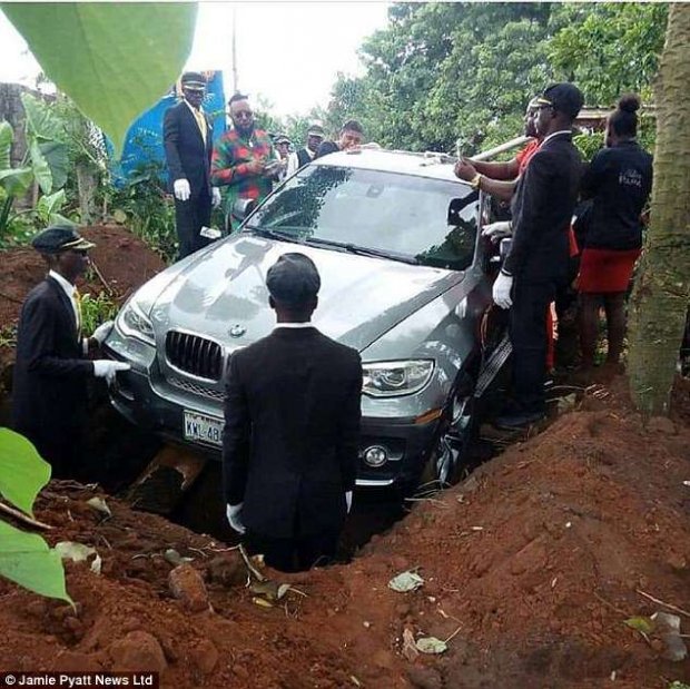 Nigeriyada badavlat o‘g‘il otasini tobut o‘rniga BMW mashinasida dafn qildi