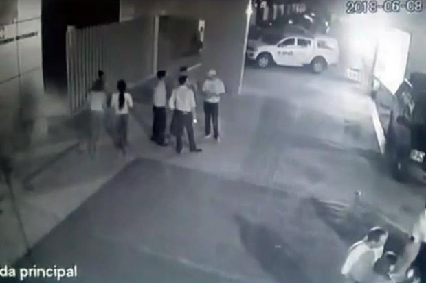 Meksikalik siyosatchi suratga tushayotgan vaqtda otib ketildi (video)