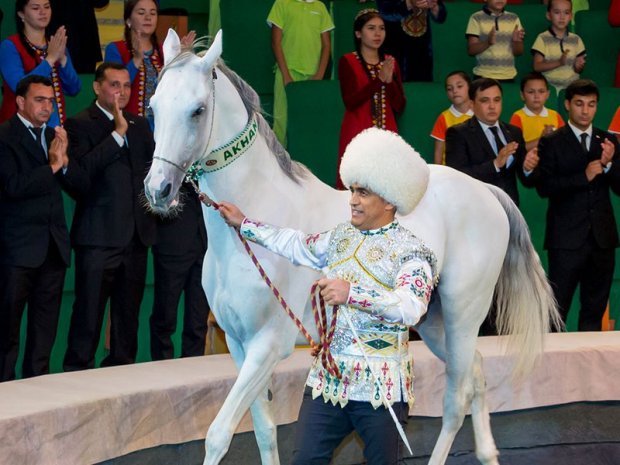Turkmaniston prezidenti oti Ginnes rekordlar kitobiga kiritildi (foto)