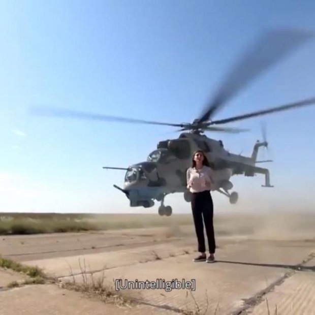 Аёл журналист шундоқ ёнидан вертолёт учиб ўтганига қарамай пинагини бузмади (видео)