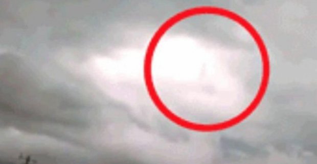 Bulutlar orasida yurib ketayotgan odam qiyofasi kadrga muhrlandi (Video)