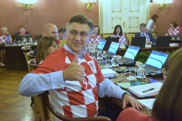 Xorvatiya hukumati a’zolari yig‘ilishga terma jamoa futbolkalarida kelishdi