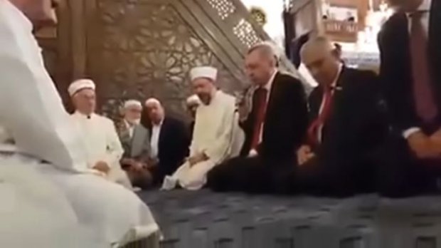 Turkiya prezidenti Juma namozida Qur’on tilovat qildi (video)