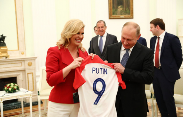 Хорватия президенти Путинга футболка совға қилди