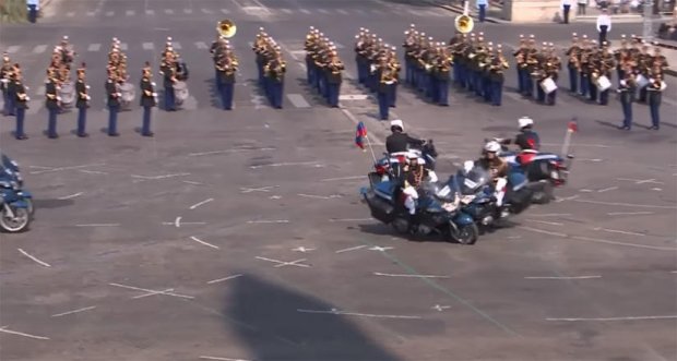 Франция президенти кўз ўнгида 2 мотоциклчи тўқнашиб кетди (видео)