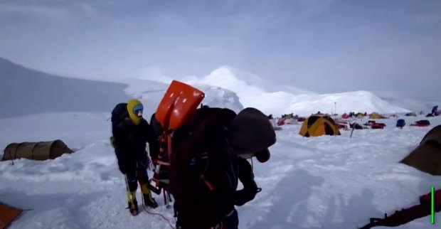 Хитойлик альпинист “Замин тожи”ни қандай ишғол қилди? (видео)
