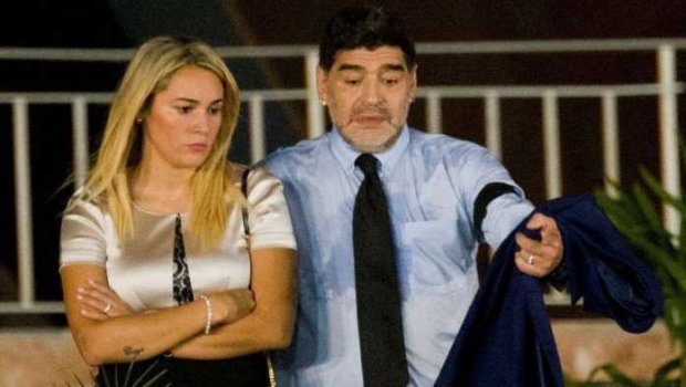 Maradona 28 yoshli qizga uylanmoqda (foto)