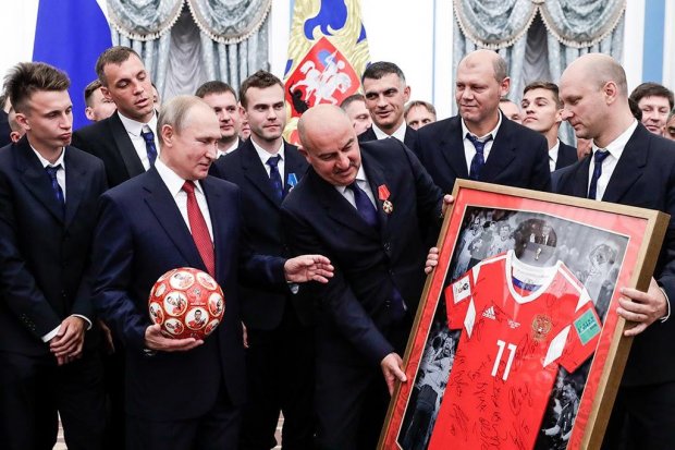 Jahon chempionatida 8-o‘rinni egallagan Rossiya terma jamoasi futbolchilari taqdirlandi (foto)