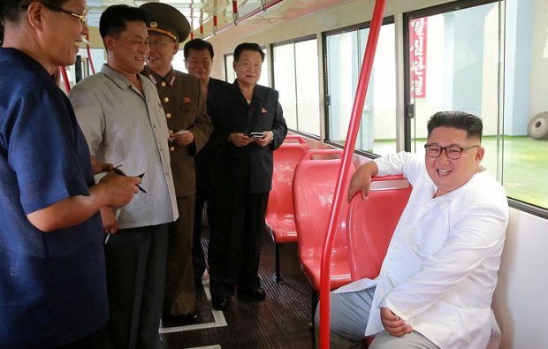 Kim Chen In zamonaviy tramvay va trolleybuslarni borib ko‘rdi