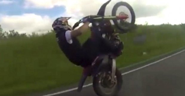 Британиялик шоввоз ўғирланган мотоциклда тезликни ошириш рекордини ўрнатди (Видео)
