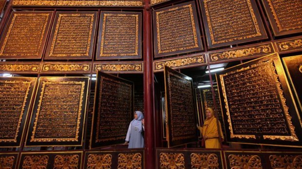 Indoneziyada taxtadan tayyorlangan Qur’on kitobi namoyish etildi