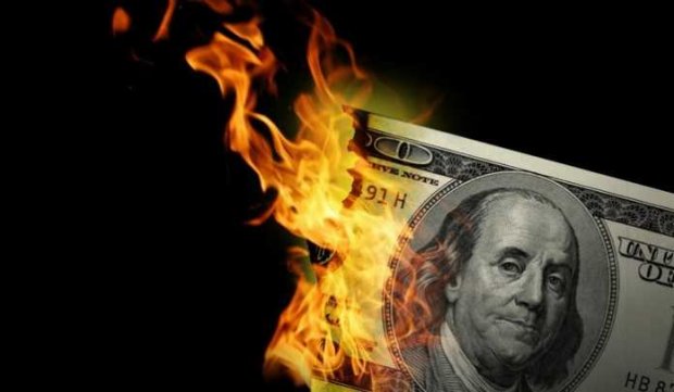 Bokuda o‘tkazilgan aksiyada dollarlar yoqib yuborildi (video)