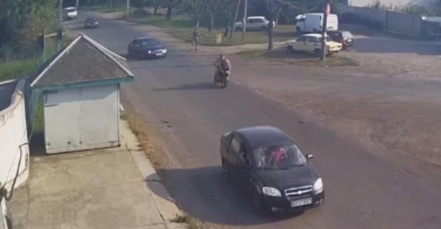 Енгил машинага урилган мотоциклчилар омон қолишди (видео)