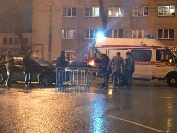Rossiyada avtomobil uyning 2-qavati derazasiga sanchilib qoldi! (video)