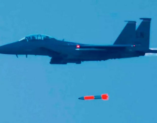 F-15 самолётларининг ядро бомбаларини ташлаши намойиш қилинди (видео)