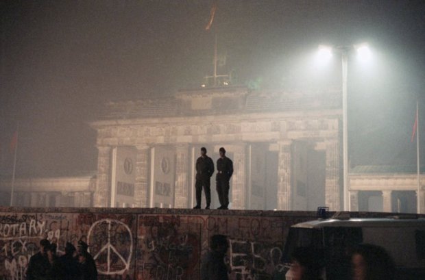 Германия Берлин деворини қайта тиклайди