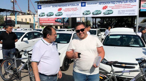 GM Uzbekistan “Sergeli” avtobozoridagi bir ish kunida 3,85 mlrd soʻmlik avtomobillarga shartnomalar tuzdi