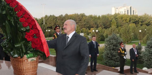 Lukashenko Toshkentga tashrifini Mustaqillik maydoni va Islom Karimov haykalini ziyorat qilishdan boshladi
