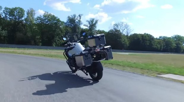 BMW haydovchisiz boshqariladigan mototsiklni namoyish etdi (video)